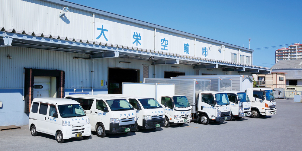 大栄空輸　株式会社【貨物仕分け作業スタッフ（空港営業所／那覇市）【フォークリフト免許取得可能／正社員登用有／駐車場有】】の求人募集画像
