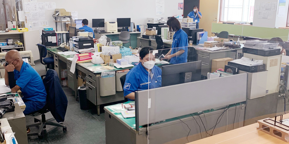 大栄空輸　株式会社【貨物仕分け作業スタッフ（空港営業所／那覇市）【フォークリフト免許取得可能／正社員登用有／駐車場有】】の求人募集画像