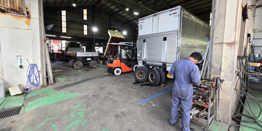 有限会社 南栄自動車【鈑金塗装工（南城市）【未経験OK／交通費支給／賞与年2回】】の求人募集画像