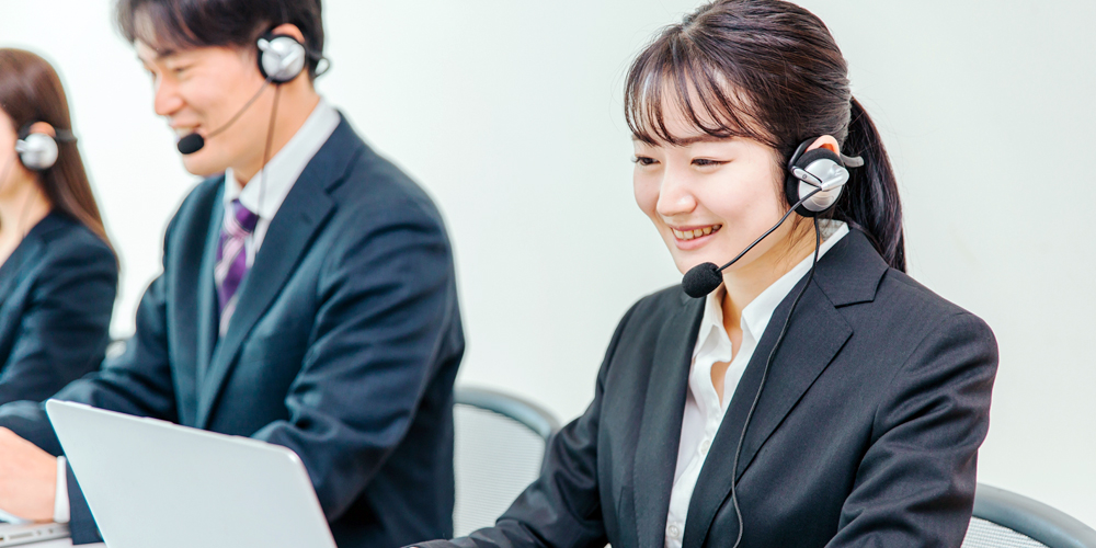 株式会社 ソルブメディア 沖縄オフィス【コールセンタースタッフ〈保険相談サービスのご案内など／フルタイム〉（うるま市）【時給1,550円～／週2～4日休み／無料駐車場有】】の求人募集画像