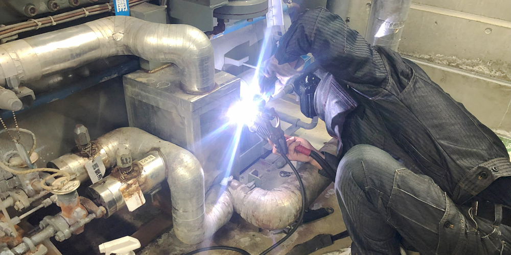 有限会社 マエダ工業所【工事部(パイプジョイントスタッフ・溶接・鉄工・ものづくり)(男女)(那覇市泊)【通勤・皆勤手当で1.5万円/1~7日お試し勤務有/土日休み】】の求人募集画像