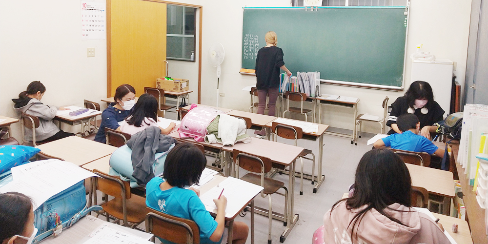 明和学習塾【塾の英語講師・アシスタント（宜野湾市）【時給1,200円～／未経験可／金曜のみ勤務】】の求人募集画像