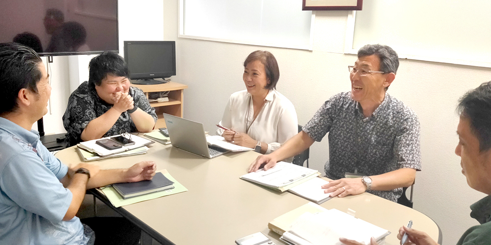 冒険王　株式会社【求人広告の営業・取材スタッフ（第二新卒／学卒4年以内）（那覇市字銘苅）【未経験OK／研修有／見学・体験入社OK】】の求人募集画像