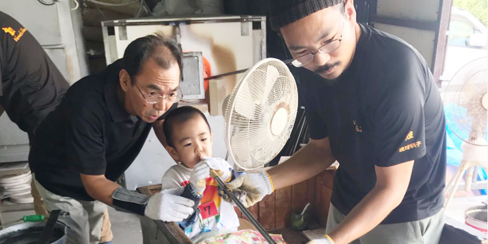 琉球ガラス 煌工房【琉球ガラスの制作（アシスタント／未経験者)(恩納村)【名工がいる・海が見える工房／来年夏新しい工房もOPEN】】の求人募集画像