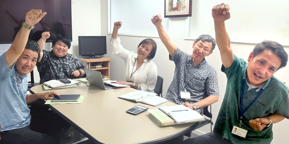 冒険王　株式会社【求人広告の営業・取材スタッフ（第二新卒／学卒4年以内）（那覇市字銘苅）【未経験OK／研修有／見学・体験入社OK】】の求人募集画像