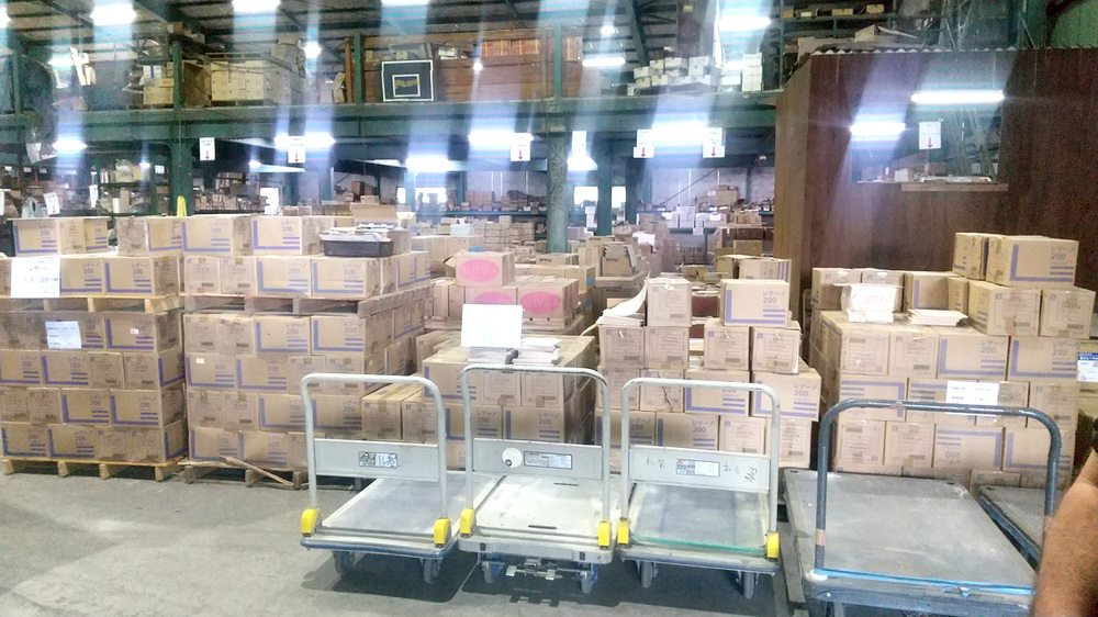 和栄交易株式会社【タイルの配送2tドライバー（日勤固定）(糸満市北波平)【賞与年2回／正社員登用有／資格支援制度有】】の求人募集画像