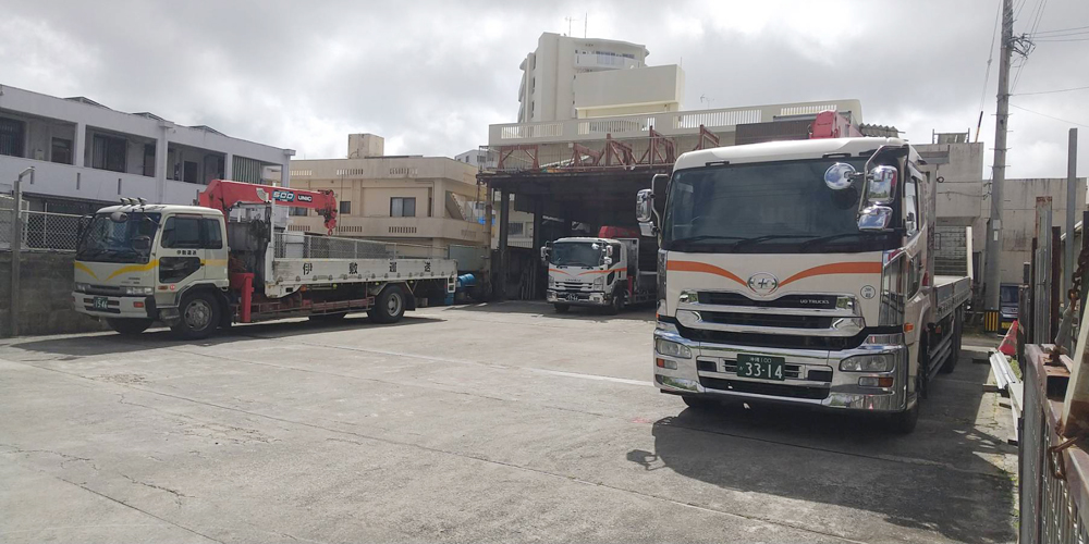 合名会社　伊敷運輸【8tユニック車のドライバー（宜野湾市）【残業ほぼなし／各種手当充実／完全週休2日制】】の求人募集画像