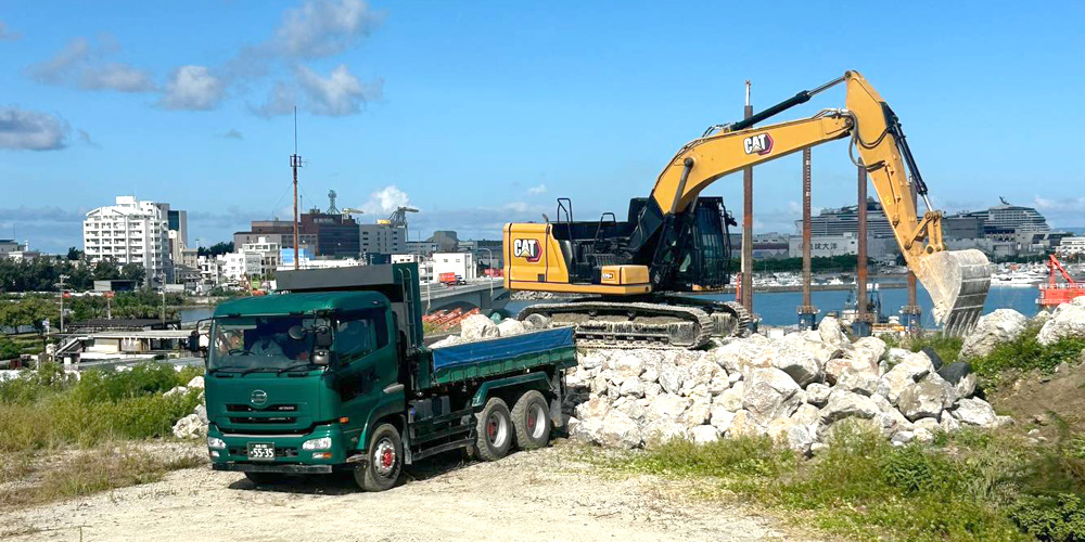 合資会社 張本機械工業【重機オペレーター(バックホー)(浦添市)【普通免許のみでもOK/賞与年2回/未経験者歓迎】】の求人募集画像