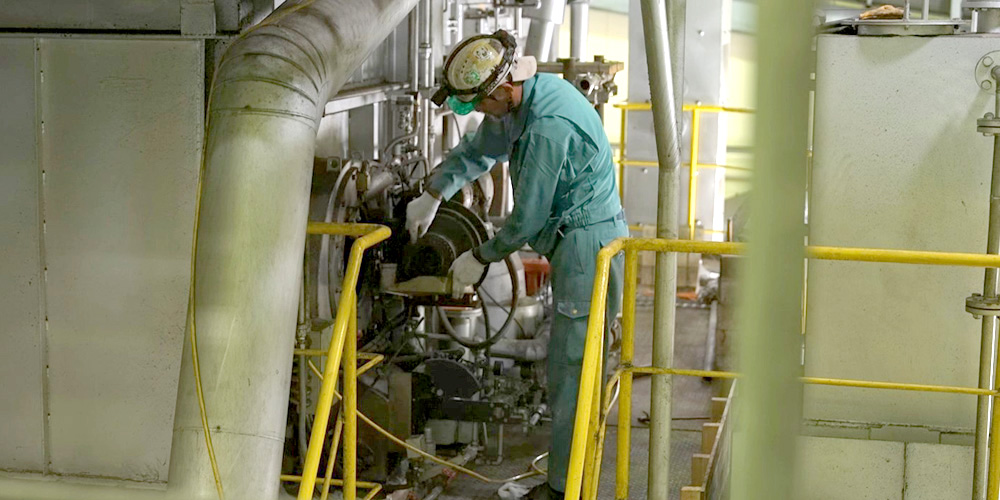 西表糖業株式会社【黒糖づくり・機械点検スタッフ(西表島)【正社員登用前提／年間休日120日以上／資格取得受験費用補助】】の求人募集画像