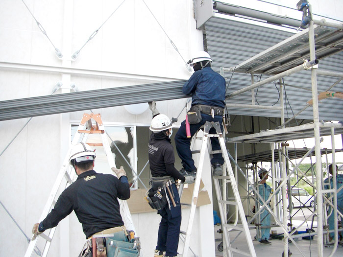 株式会社　和シャッター沖縄【シャッター・ドア・自動ドアの取付スタッフ(八重瀬町)【週休2日制／無料駐車場有／入社日相談OK】】の求人募集画像