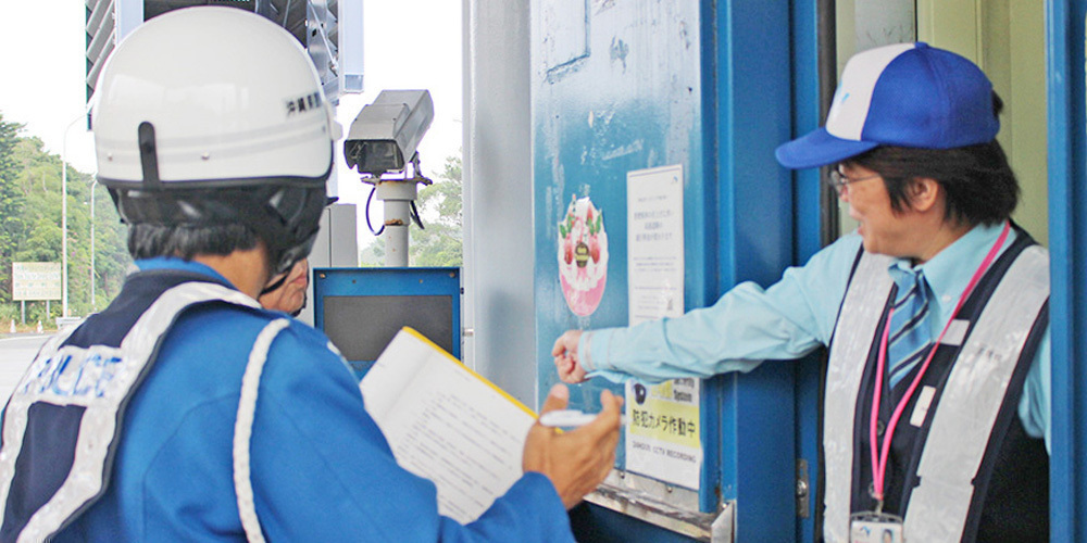 西日本高速道路総合サービス沖縄株式会社【高速道路PA内清掃スタッフ（中城村）【社保完備／報奨金制度有／待遇・福利厚生充実】】の求人募集画像