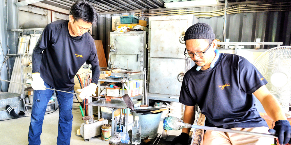 琉球ガラス 煌工房【琉球ガラスの制作（アシスタント／未経験者)(恩納村)【名工がいる・海が見える工房／来年夏新しい工房もOPEN】】の求人募集画像
