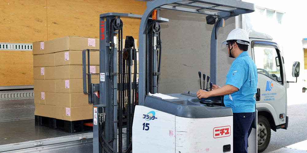 光文堂ロジスティクス 株式会社【2t・3t中型トラック配送ドライバー(南風原町)【社保完備／日勤のみ／各種手当充実】】の求人募集画像