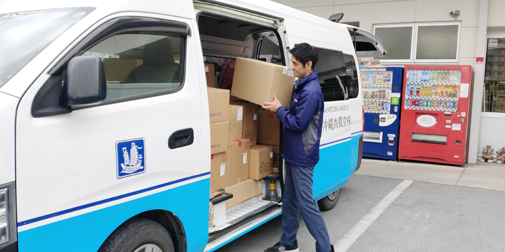 沖縄南風堂　株式会社【自社商品のルート配送ドライバー（那覇市西）【普通免許可／土日休み／未経験歓迎】】の求人募集画像