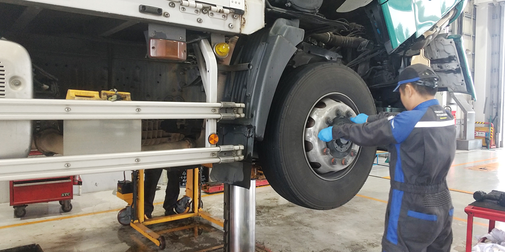 ヤマトオートワークス沖縄株式会社【バス・トラック自動車整備士〈2級・3級〉(糸満市)【年間休日・休暇124日以上/賞与年2回/資格支援制度】】の求人募集画像