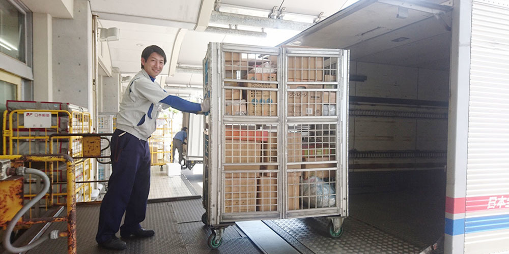 沖縄郵便逓送株式会社【郵便物のルート配送／4t（那覇市壺川）【未経験OK／交通費有／社員登用有】】の求人募集画像