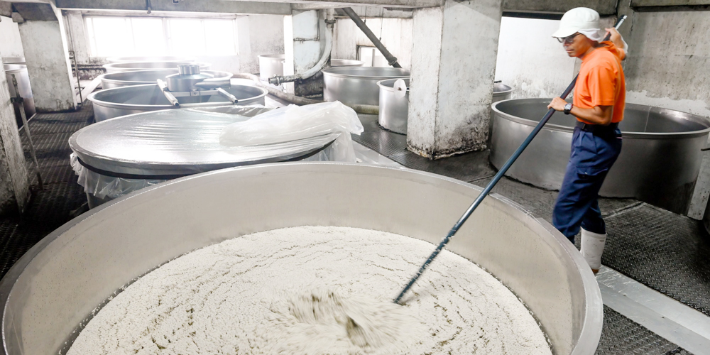 忠孝酒造株式会社【工場内での泡盛製造スタッフ（豊見城市）【駐車場・交通費あり／経験不問／賞与有】】の求人募集画像