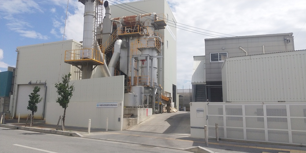 沖縄県産業廃棄物処理協同組合【工場現場作業員（産業廃棄物の積込・荷卸し・分別作業）（西原町）【資格取得支援あり／年間休日125日／賞与年2回】】の求人募集画像