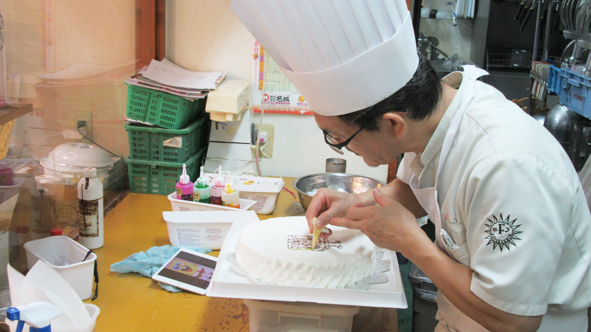 Friandise（フリアンディーズ）【短時間のケーキ販売スタッフ／遅番（那覇市前島）【夕方2.5h～3.5h／週休3～4日／駐車場無料】】の求人募集画像