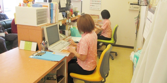 am皮膚科クリニック【医療事務（糸満市）【週2日～・1日4h～勤務OK／経験者優遇／WワークOK】】の求人募集画像